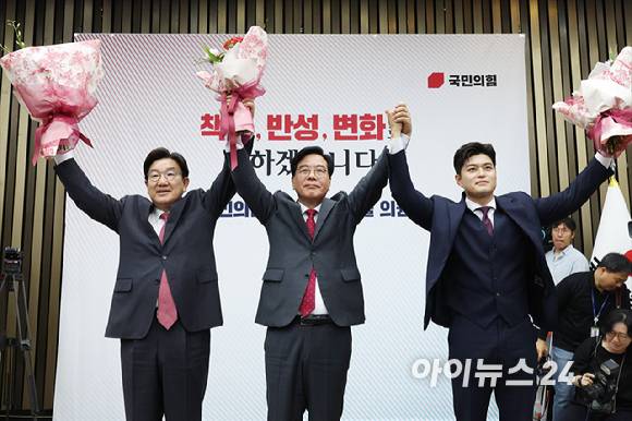 송언석 국민의힘 신임 원내대표가 16일 오후 서울 여의도 국회에서 열린 2025 국민의힘 원내대표 선출 의원총회에서 권성동 전 원내대표, 김용태 비상대책위원장과 손을 들어올리고 있다. [사진=곽영래 기자]