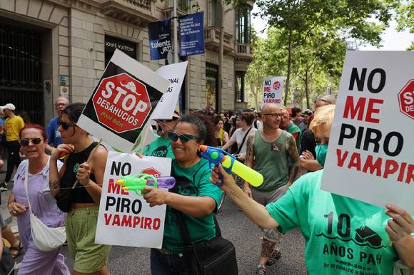 15일(현지시간) 스페인 바르셀로나에서 과잉 관광에 반대하는 시위대들이 물총을 쏘고 있다. [사진=AFP/연합뉴스]
