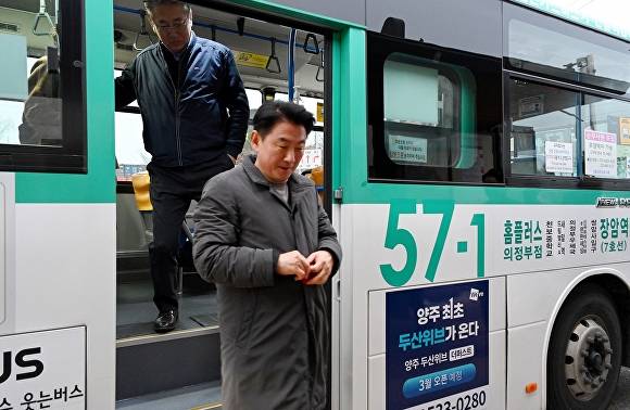 김동근 시장이 57-1번 버스에 대한 현장 모니터링을 하고 있다. [사진=의정부시]