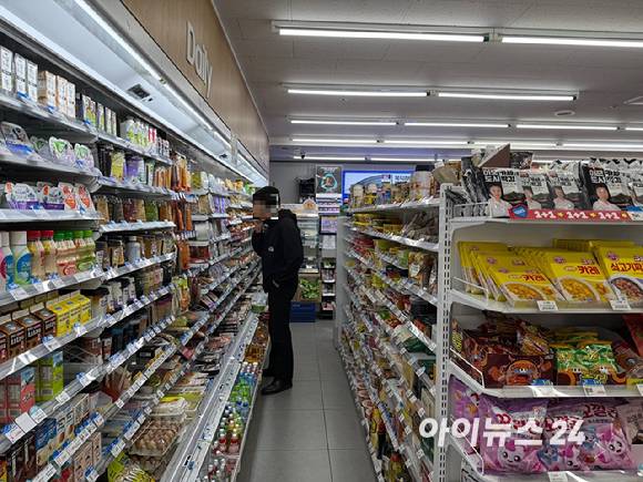 서울의 한 편의점에서 소비자가 신선식품 코너를 둘러보고 있다. [사진=진광찬 기자]
