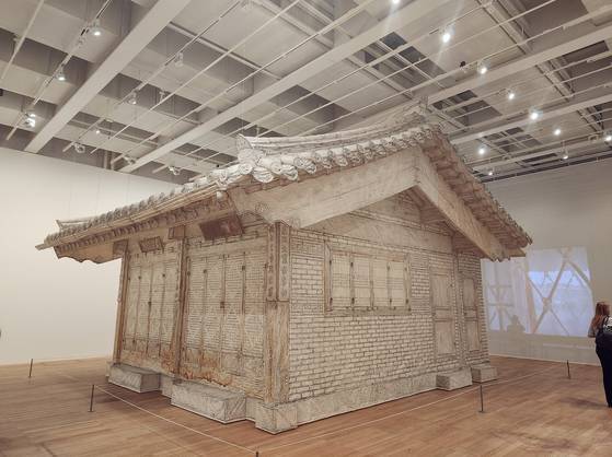 런던 테이트 모던에 전시 중인 서도호의 실물 크기 한옥 탁본. [사진 메트로폴리탄 미술관]