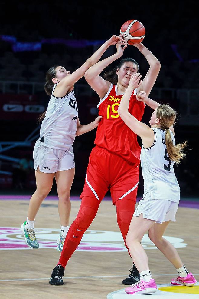 키 2m20㎝의 중국 여자농구선수 장쯔위(가운데). 사진은 지난해 U-18 아시아컵에서 뉴질랜드와의 경기 장면. [AFP=연합뉴스]