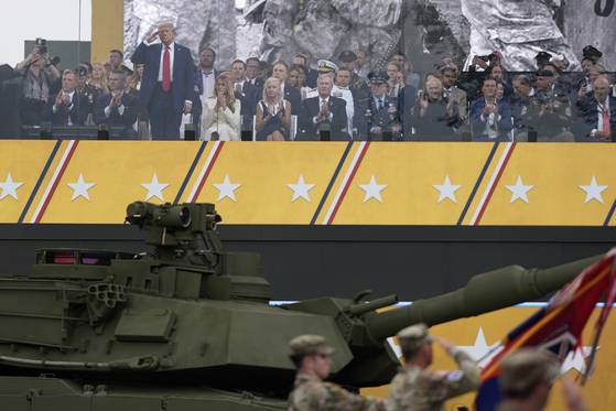 트럼프 대통령이 14일 육군 창설 250주년 기념 열병식에 참석해 경례하고 있다. [AP =연합뉴스]