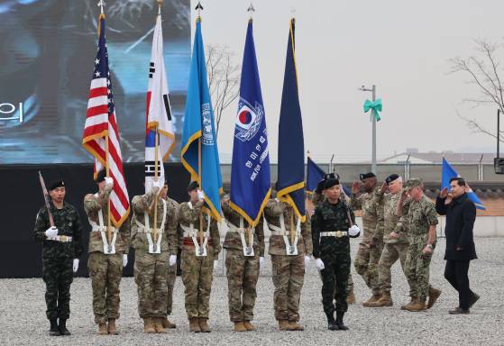 유엔사·연합사·주한미군사 사령관 이취임식에서 김선호 국방부 차관, 새뮤얼 퍼파로 미 인도태평양사령관, 폴 러캐머라 이임 사령관, 제비어 브런슨 신임 사령관이 부대열병을 하고 있다. 국방일보