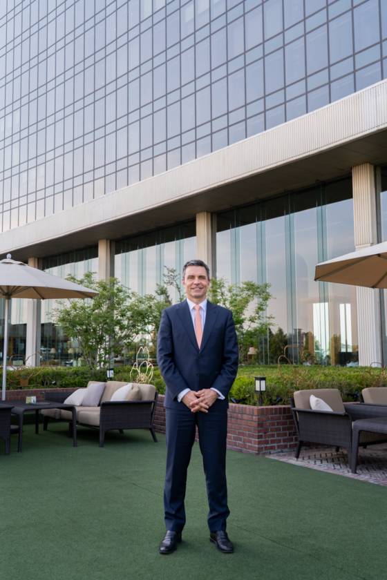 피터 힐드브랜드 총지배인이 그랜드 하얏트 호텔 야외 테라스에서 포즈를 취하고 있다. [사진 그랜드 하얏트 서울 제공]