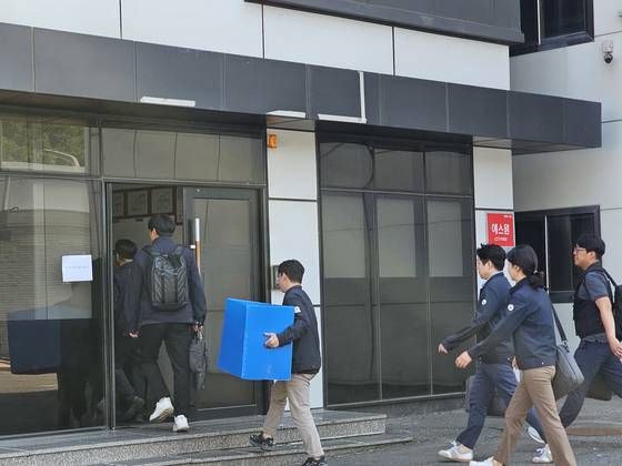 수사본부 직원들과 고용노동부 근로감독관들이 화성 아리셀 공장에서 압수수색을 진행하는 모습. 이찬규 기자