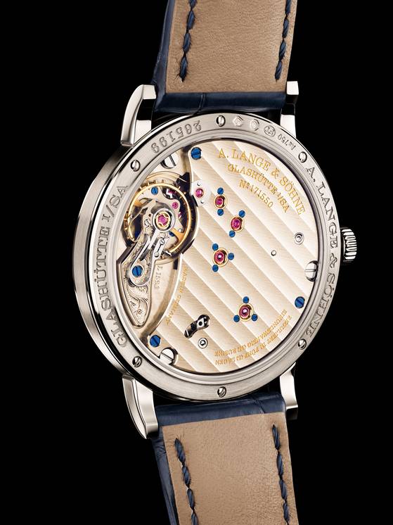 브랜드의 상징인 스리쿼터(3/4) 플레이트를 드러낸 무브먼트 L.152.1. 사진 랑에 운트 죄네