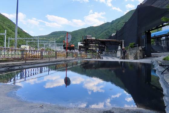 강원도 태백시 철암역 인근의 철암역두(鐵岩驛頭) 선탄장과 철암탄광역사촌. 철암역두 선탄장은 장성광업소 산하로 1939년부터 가동된, 우리나라 최초의 선탄시설이다. 2024년 6월 장성광업소가 문을 닫았지만 이전에 캐낸 석탄은 아직도 운반하고 있다. 철암역두 선탄장은 2002년 5월 근대문화유산 등록문화재가 됐다. 김홍준 기자