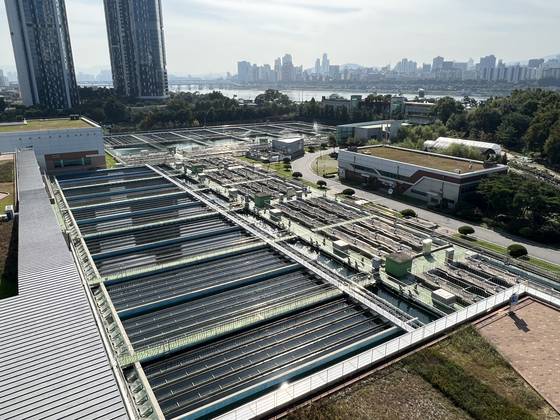 서울 똑도아리수정수센터의 전경. 서울시는 늘어나는 수돗물 수요에 대응해 2043년까지 고도정수처리 시설 용량을 현재 하루 최대 380만t(톤)에서 415만t까지 확충할 계획이다. 참고로 서울시민 한 명당 평균 하루 301L의 아리수를 공급(2023년 기준)받고, 이중 288L를 사용한다. [연합뉴스]