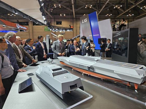28일 부산 벡스코에서 열린 '2025 마덱스'에서 네덜란드 방위보안협회(NIDV) 관계자들이 HD현대중공업의 무인항공모함에 관한 설명을 듣고 있다. 김효성 기자