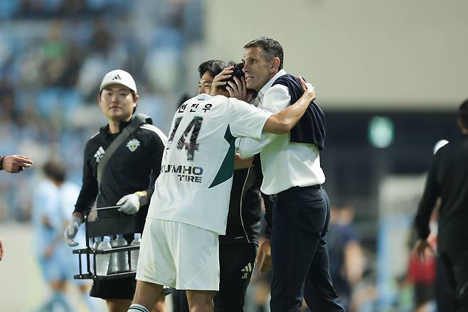 애제자 전진우를 안아주는 포옛(오른쪽) 감독. [사진 프로축구연맹]