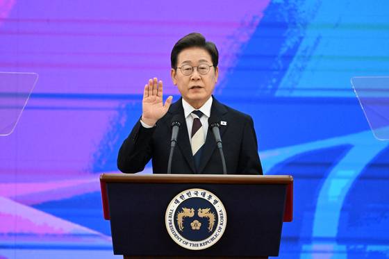 이재명 대통령이 6월 4일 국회 본관 로텐더홀에서 취임 선서를 하고 있다. 임현동 기자