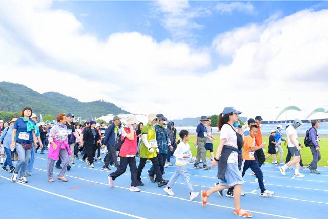 ▲ 2025 횡성군민 걷기대회가 지난 14일 횡성종합운동장 일원에서 열렸다.