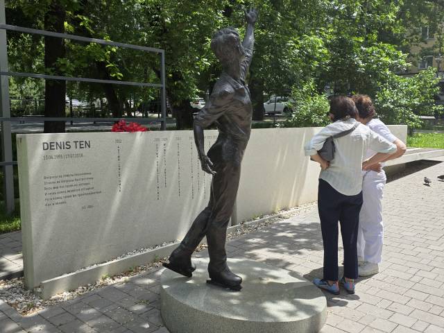 ▲ 알마티 시민인 올가씨와 발렌티나씨가 데니스 텐 추모 기념비를 살펴보고 있다.