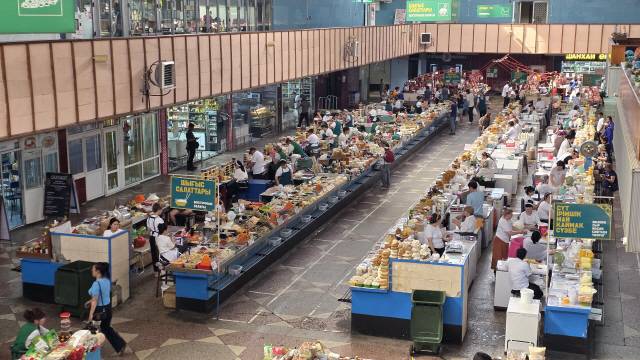 ▲ 그린바자르에서 반찬을 팔고 있는 고려인들의 모습.