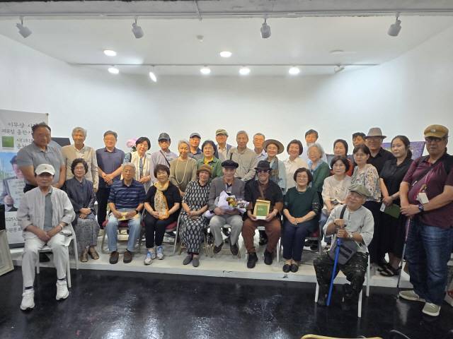 ▲ 이무상 시인의 8번째 시집 ‘시(詩)로 쓴 춘천이야기’ 출판기념회가 최근 춘천 강원문화예술연구소에서 열렸다.