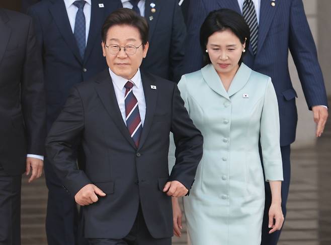 ▲ 주요 7개국(G7) 정상회의에 참석하는 이재명 대통령이 16일 성남 서울공항에서 김혜경 여사와 함께 공군 1호기로 향하고 있다. [연합뉴스]