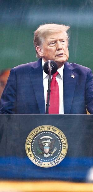 < 美 34년 만에 육군 열병식…반트럼프 시위도 격화 > 트럼프 대통령은 연설에서 “미국 육군은 이 지구를 누빈 가장 위대하고 맹렬하며 용감한 전력”이라고 치하했다.  사진=UPI