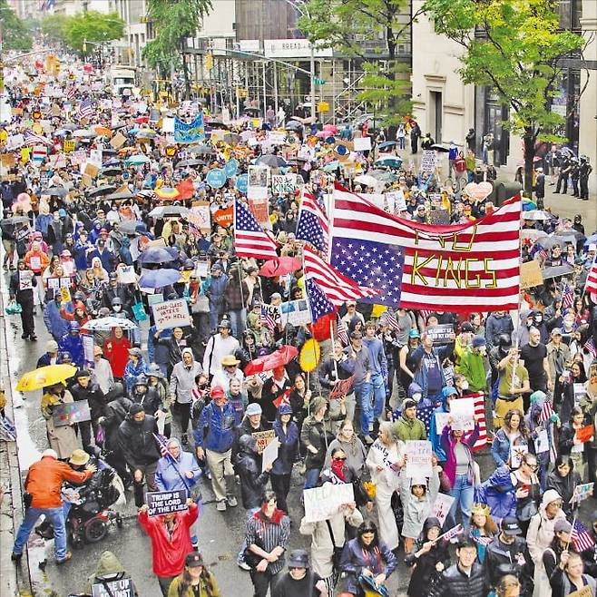 < 美 34년 만에 육군 열병식…반트럼프 시위도 격화 > 뉴욕에서 시위 참가자들이 “왕은 없다”는 문구를 내걸고 시위를 벌이고 있다.  사진=로이터연합뉴스
