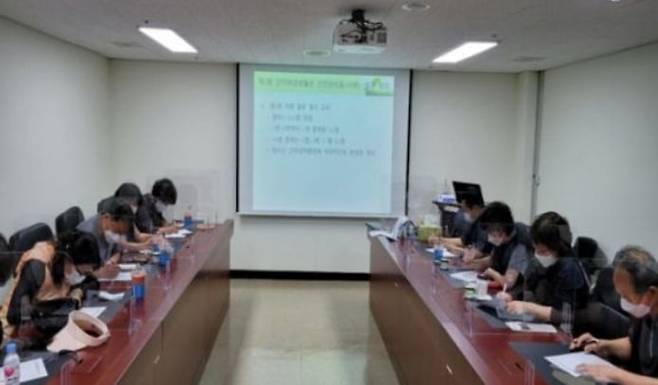 당시 서울대 청소노동자들이 필기 시험을 치르는 모습 /사진=비정규직 없는 서울대 만들기 공동행동 페이스북