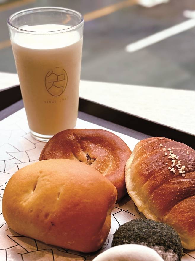 달콤한 밀크셰이크와 부드러운 빵이 조화롭다. 사진=박소윤