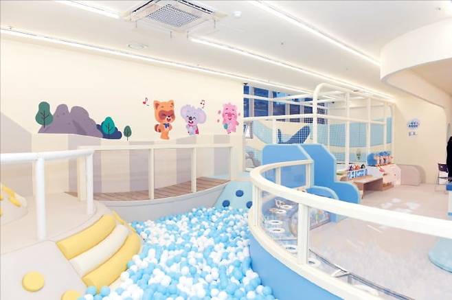 롯데는 지난해 12월 울산 남구 육아종합지원센터에 맘편한 놀이터 29호점을 오픈했다. /롯데제공