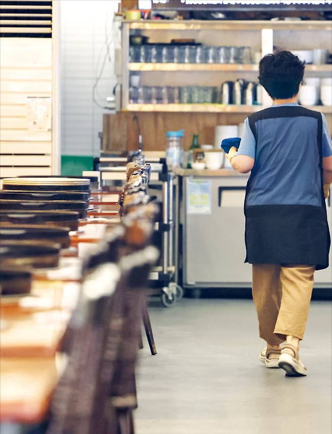 정부가 전 국민에게 15만~50만원의 민생지원금을 지급하는 사업 등을 담은 2차 추가경정예산안을 오는 19일 발표한다. 사진은 서울의 한 식당 모습. 뉴스1