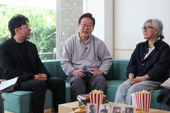 이재명 대통령이 지난 5월 7일 전북 전주시 완산구의 한 카페에서 열린 K-콘텐츠 산업 진흥 간담회에 참석해 발언하고 있다. 왼쪽부터 윤제균 감독, 이 대통령, 김은숙 작가. / 연합뉴스