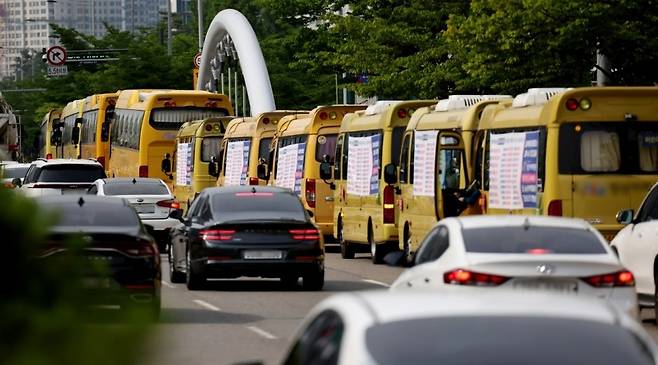 도로 점령한 학원 차량. 연합뉴스