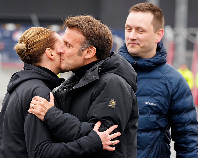 그린란드 공항에 도착해 환대를 받는 에마뉘엘 마크롱 프랑스 대통령(가운데). EPA연합뉴스