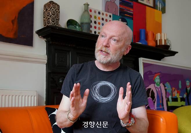 마커스 드 사토이 옥스퍼드대 수학과 교수가 지난달 18일(현지시간) 영국 런던 자신의 자택에서 경향신문과 인터뷰하고 있다. 런던 | 김경학 기자