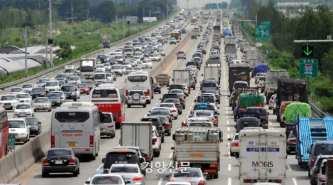 금융감독원은 16일 여름 휴가철에 유용한 자동차보험 특약을 안내했다. 경향신문 자료사진