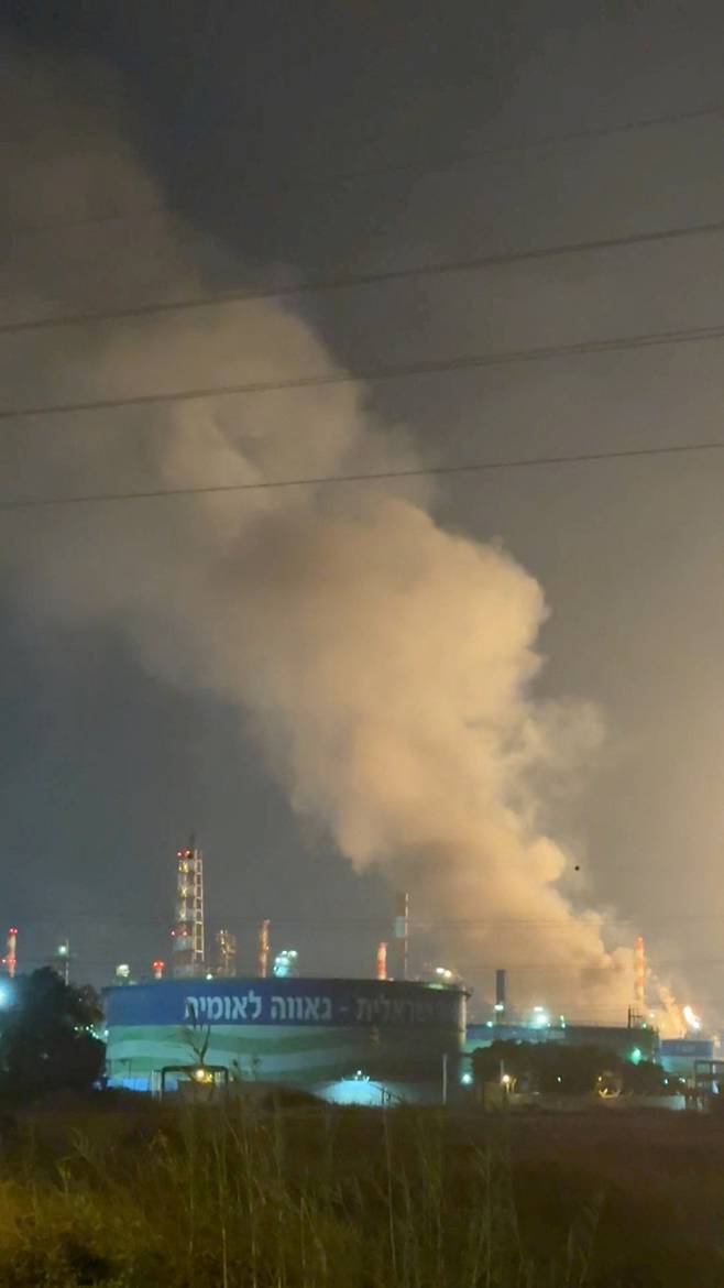 16일(현지시간) 이란의 미사일 공격을 받은 이스라엘 북부 도시 하이파에서 연기가 피어오르고 있다. 로이터연합뉴스