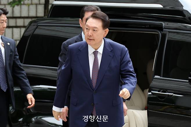 윤석열 전 대통령이 16일 오전 서울 서초구 중앙지방법원에서 열린 내란 우두머리 혐의, 집권남용 권리행사방해 혐의 사건 7차 공판을 받기 위해 법원으로 들어오고 있다. 사진공동취재단