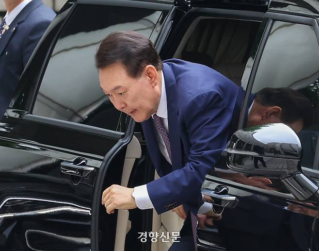 윤석열 전 대통령이 16일 오전 서울 서초구 중앙지방법원에서 열린 내란 우두머리 혐의, 집권남용 권리행사방해 혐의 사건 7차 공판을 받기 위해 법원으로 들어오고 있다. 윤 전 대통령의 법원 출석은 이재명 대통령의 ‘3대 특검’ 임명 후 처음이다. 사진공동취재단