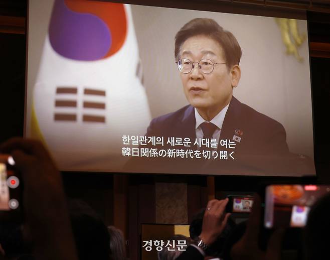 이재명 대통령이 16일 서울 중구 롯데호텔에서 열린 한·일 국교정상화 60주년 기념행사에서 영상을 통해 축사를 하고 있다. 정효진 기자