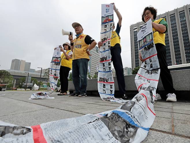 “우리 요구는 가족 생사 확인” 최성룡 납북피해자가족연합회 대표(왼쪽에서 두번째)가 16일 정부서울청사 앞에서 기자회견을 열고 대북전단 살포 이유 등을 설명하고 있다. 연합뉴스