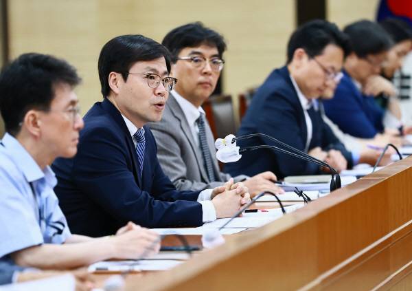 여한구(왼쪽 두 번째) 산업부 통상교섭본부장이 16일 정부세종청사에서 ‘대미 협상 태스크포스(TF)’ 발족식을 주재하고 있다. 산업부 제공