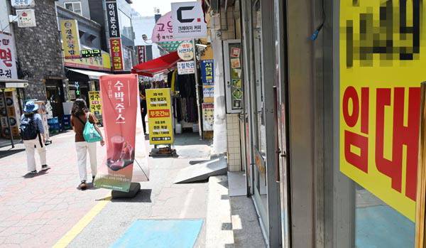 부산 부산진구 서면시장 한 상가에 임대 현수막이 붙어 있다. 국제신문DB