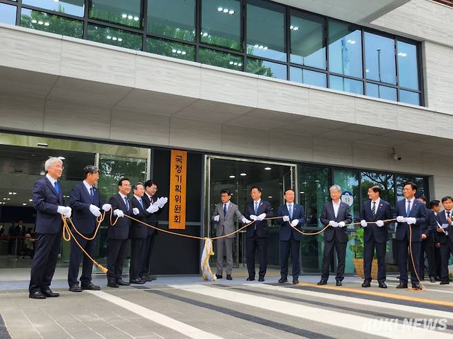 국정기획위원회 현판식이 16일 서울정부청사 창성동 별관 앞에서 진행됐다. 권혜진 기자