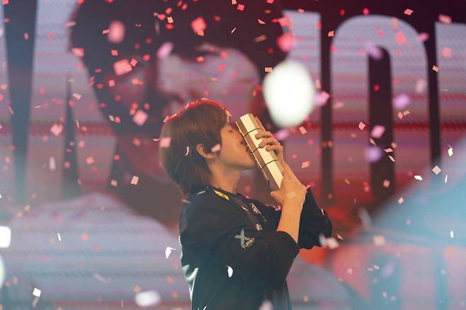 ‘Classic’ 김도우가 11년 만에 GSL 우승 트로피를 들어 올렸다. SOOP 제공