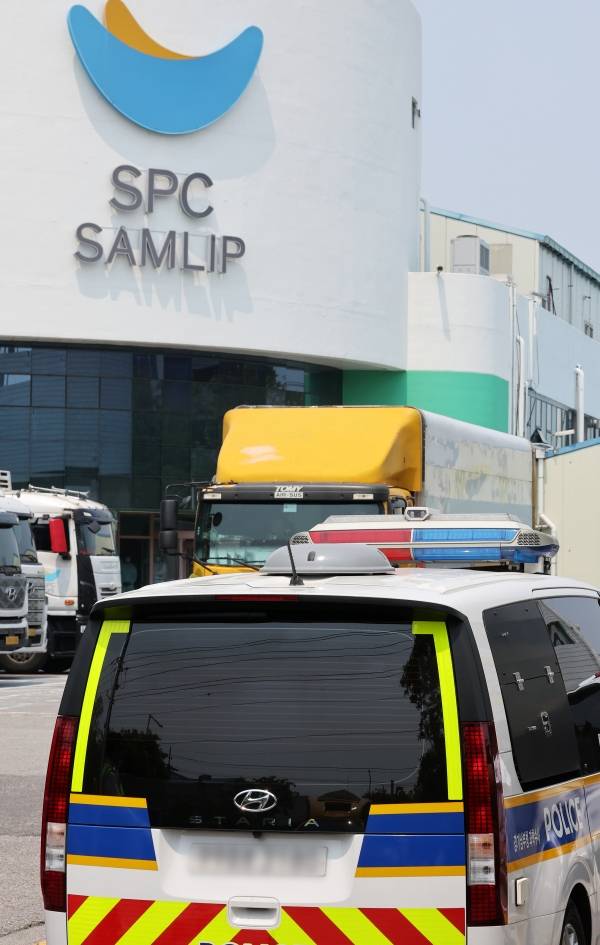 경찰 과학수사대 차량이&nbsp;지난달 27일 경기도 시흥시 SPC삼립 시화공장에서 합동감식을 위해 이동하고 있다. 연합뉴스