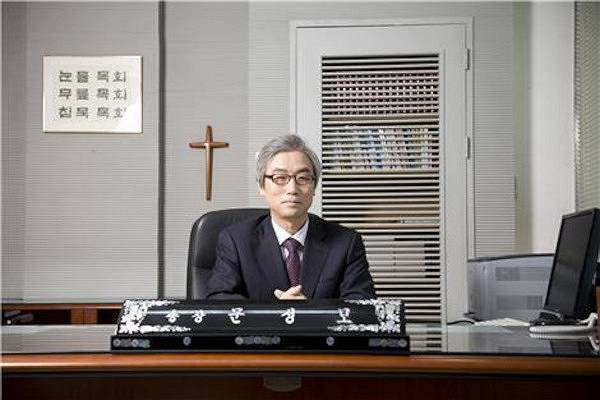 문성모 목사가 2010년 11월 경기도 광주 서울장신대 총장실에서 집무를 보고 있다. 문 목사 제공