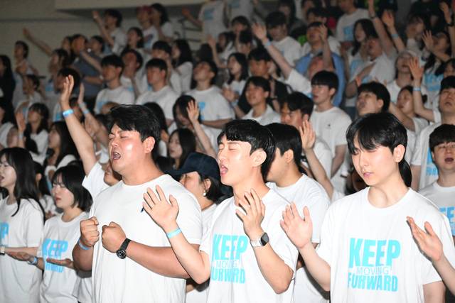 ‘2025 더 홀리 스피릿 페스티벌’에 참가한 청년 성도들이 14일 서울 중구 장충체육관에서 손을 든 채 기도하며 신앙의 회복과 도전을 다짐하고 있다.   여의도순복음교회   제공