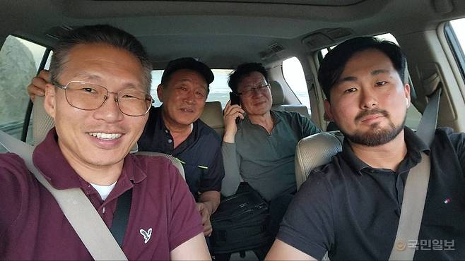 황성훈(앞줄 왼쪽) 이스라엘한인회 부회장이 15일(현지시간) 이스라엘에서 활동하는 한인 사업가들과 함께 여리고에서 피신해 나오던 중 사진 촬영을 하고 있다. 이강근 이스라엘한인회장 제공