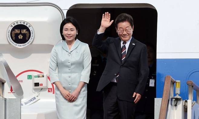 주요 7개국(G7) 정상회의에 참석하는 이재명 대통령이 김혜경 여사와 16일 성남 서울공항 공군 1호기에서 출국하기 전 인사하고 있다. 연합뉴스