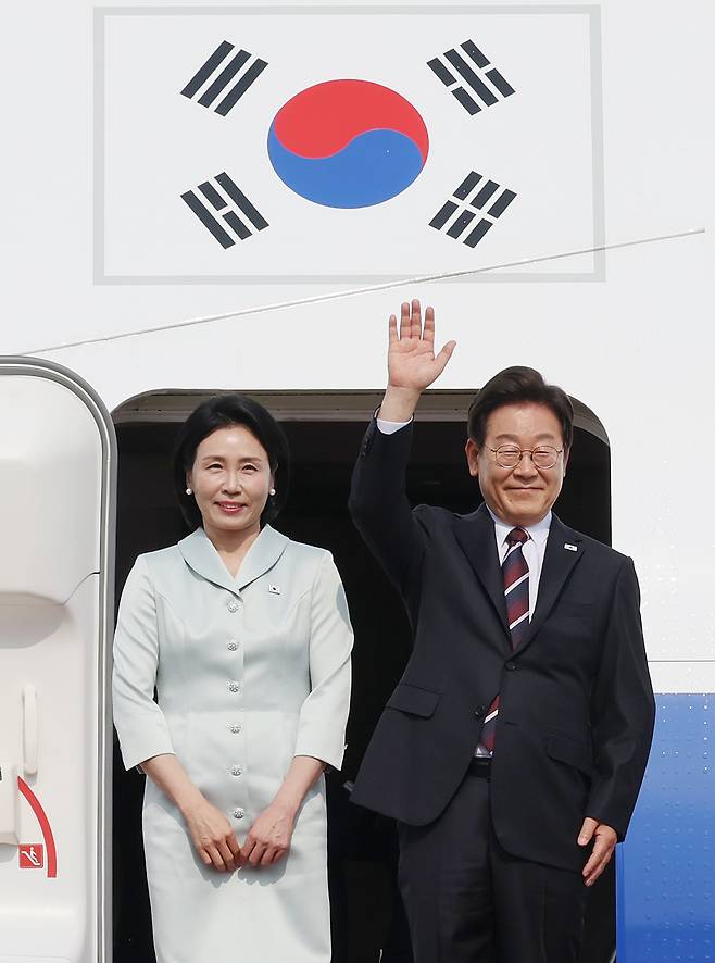 주요 7개국(G7) 정상회의에 참석하는 이재명 대통령이 김혜경 여사와 16일 성남 서울공항 공군 1호기에서 인사하고 있다. 연합뉴스