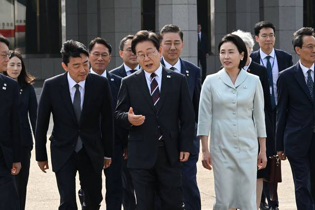 이재명 대통령과 부인 김혜경 여사가 16일 캐나다 앨버타주 카나나스키스에서 열리는 주요 7개국(G7) 정상회의 참석을 위해 경기도 성남시 서울공항에 도착해 공군 1호기로 이동하고 있다. 성남=김지훈 기자