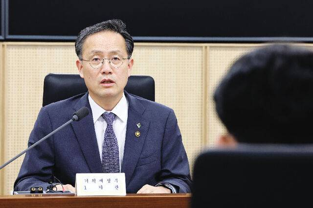 이형일 기획재정부 장관 직무대행 1차관이 16일 정부세종청사에서 열린 물가관계차관회의에서 발언하고 있다. 정부는 이스라엘과 이란의 무력 충돌로 국제유가가 오르자 유류세 인하 조치를 8월 말까지 두 달 연장하기로 했다. 연합뉴스