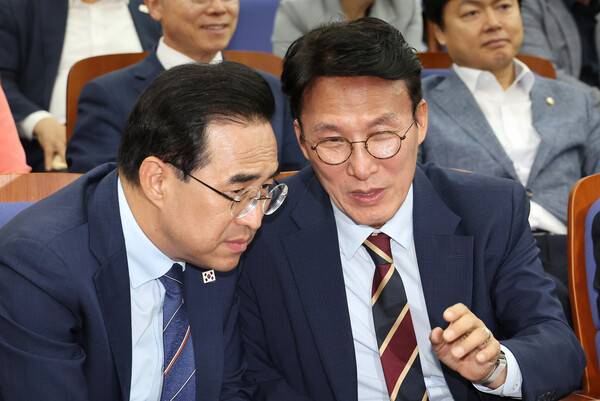 ▲김민석 국무총리 후보자(오른쪽)가 13일 국회에서 열린 더불어민주당 원내대표 선출 의원총회에 참석해 박홍근 의원과 대화하고 있다. ⓒ연합뉴스